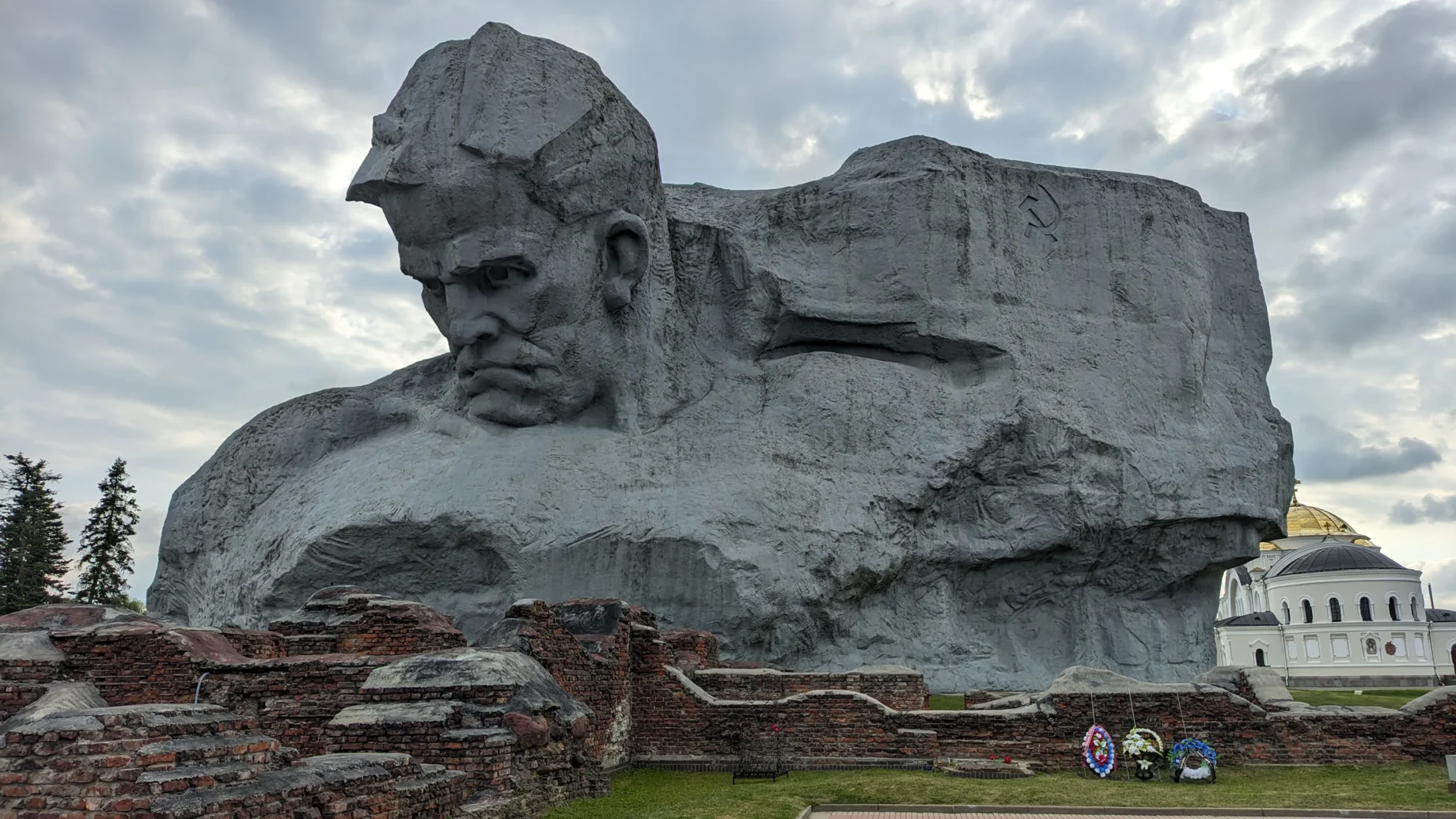 Монумент Мужество - главный элемент мемориального комплекса Брестская крепость