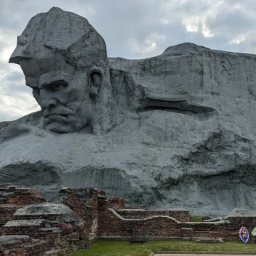 Монумент Мужество - главный элемент мемориального комплекса Брестская крепость