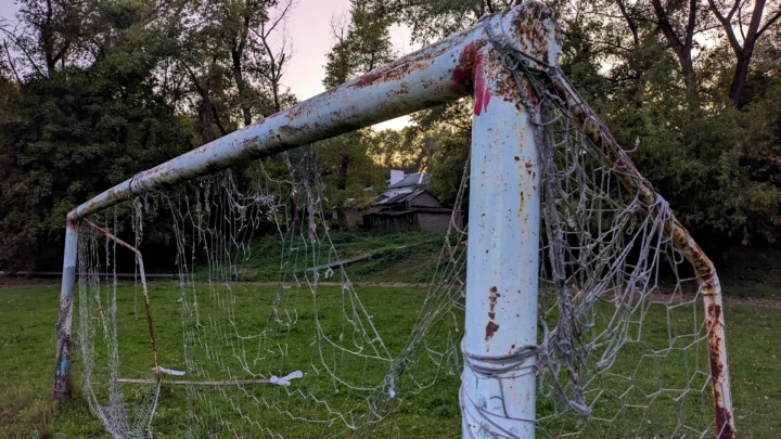 На дальнем плане видны сараи, которые, вроде как, эксплуатируются до сих пор