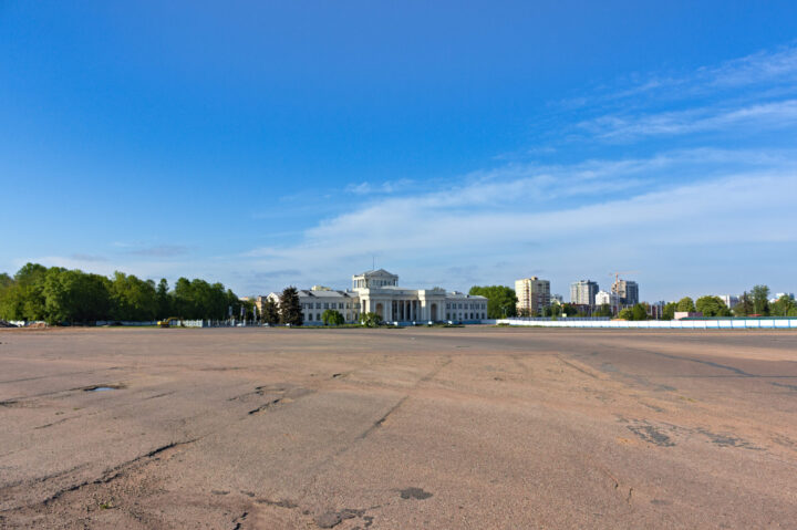 Вид со взлётно-посадочной полосы аэропорта Минск-1 на старый терминал