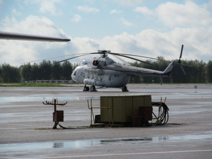Ми-8П (RA-24637) на перроне аэропорта Минск-1