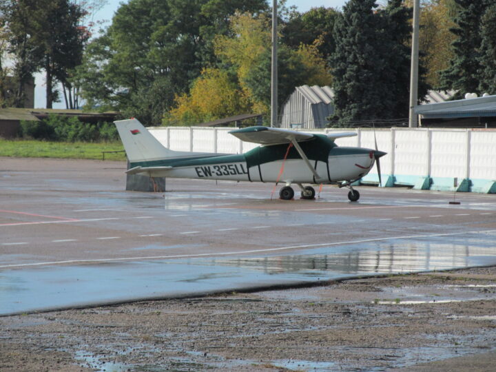 Cessna 172M (EW-335LL) на перроне аэропорта Минск-1