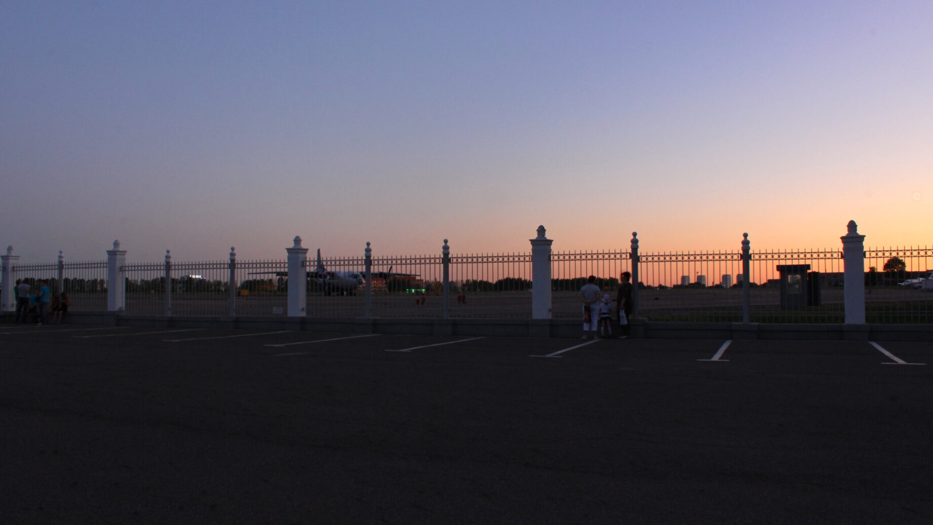 Смотровая площадка и перрон Минск-1 поздним вечером