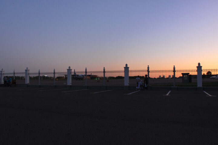 Смотровая площадка и перрон Минск-1 поздним вечером