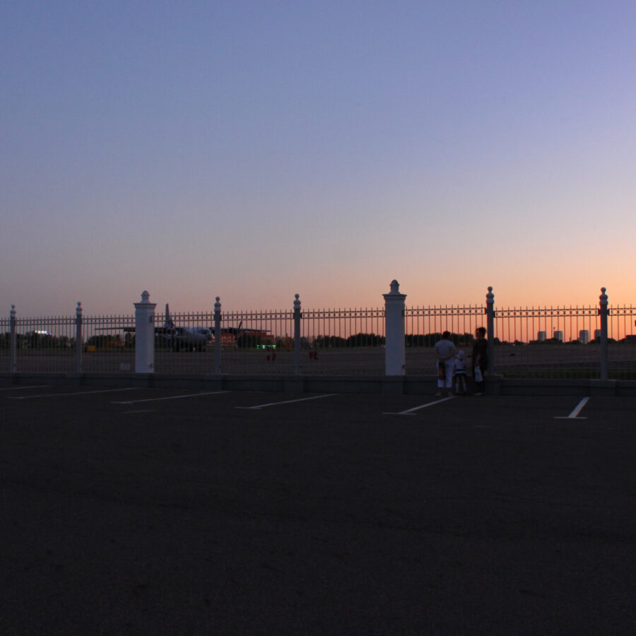 Смотровая площадка и перрон Минск-1 поздним вечером