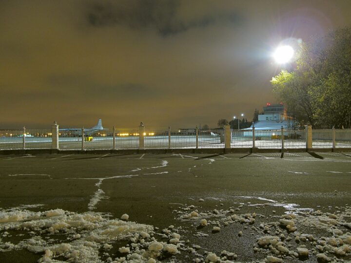 Перрон аэропорта Минск-1 и смотровая площадка зимой