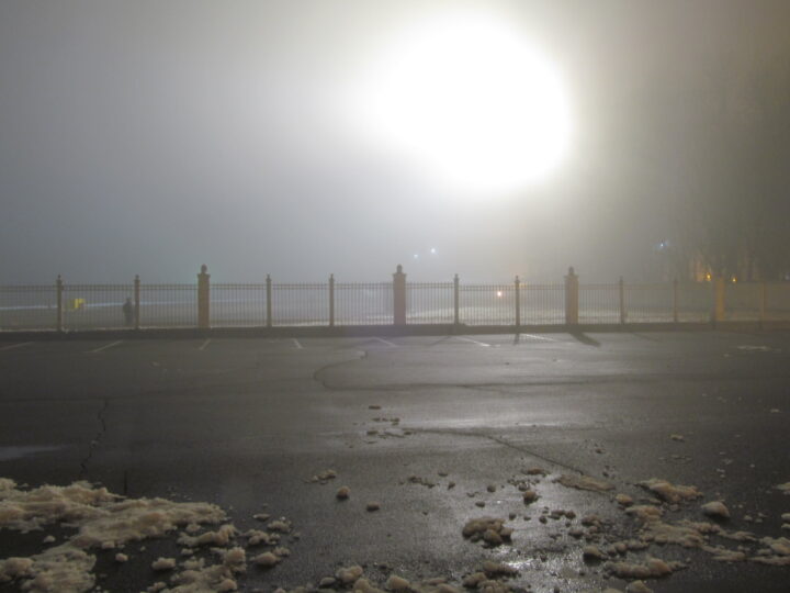 Смотровая площадка и перрон Минск-1 туманной ночью